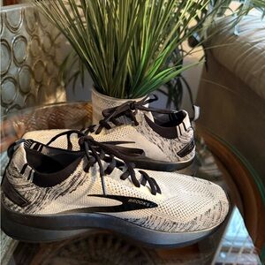 Brooks Black and White Levitate4 Women’s Sneakers